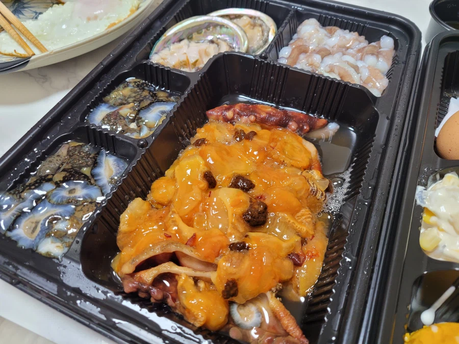 해산물 모듬이랑 굽네치킨_2.webp