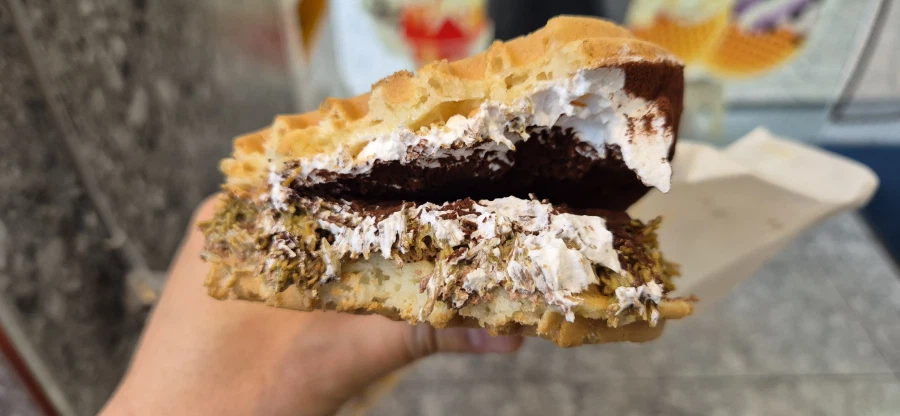 와플대학에서 두바이초코 스노우와플을 먹어봤습니다._4.webp