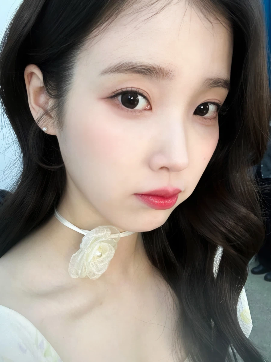 2026.02.24 아이유 인스타그램 사진 보정_11.webp