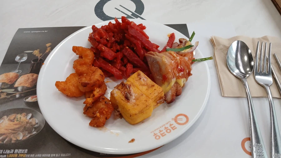 쿠우쿠우인데 저 쪽에 아저씨 혼자 왔어요. 친없돼인가._1.webp