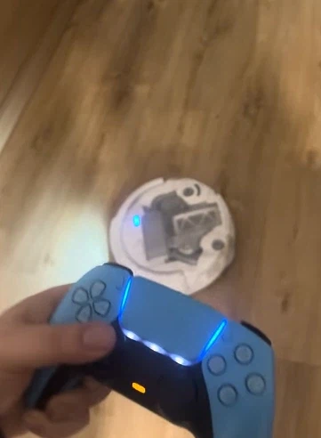 단지 로봇청소기를 플스 컨트롤러로 조종하고 싶었던 남자_9.webp