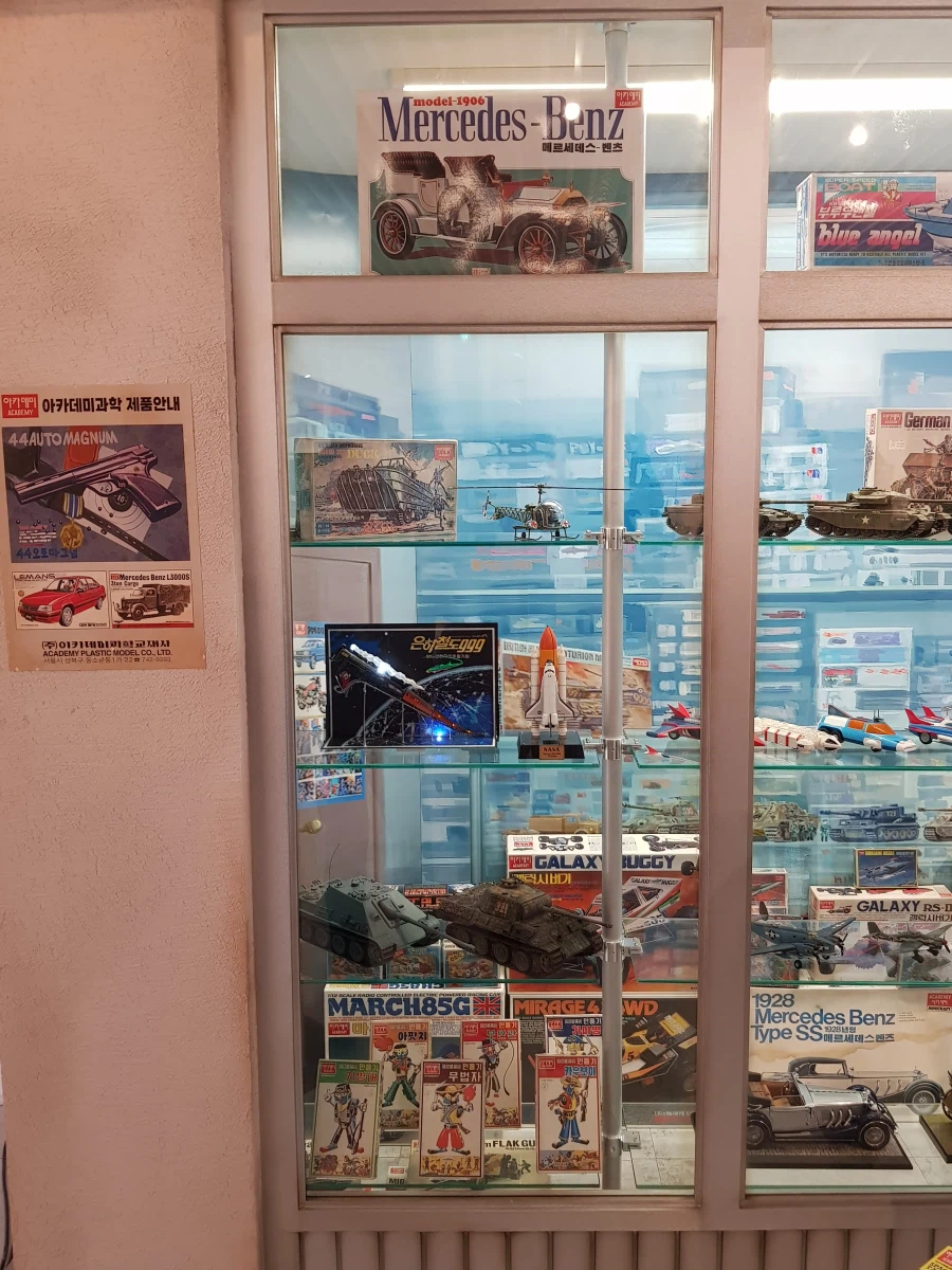 [아카데미 과학] 故 김순환 회장님 추모전 사진 - 교재사 / 집무실_8.webp