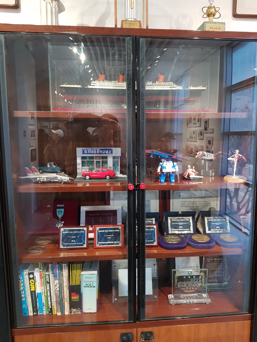 [아카데미 과학] 故 김순환 회장님 추모전 사진 - 교재사 / 집무실_49.webp