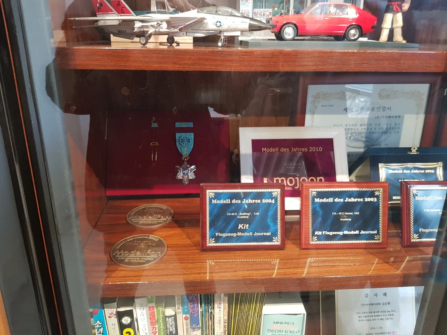 [아카데미 과학] 故 김순환 회장님 추모전 사진 - 교재사 / 집무실_55.webp