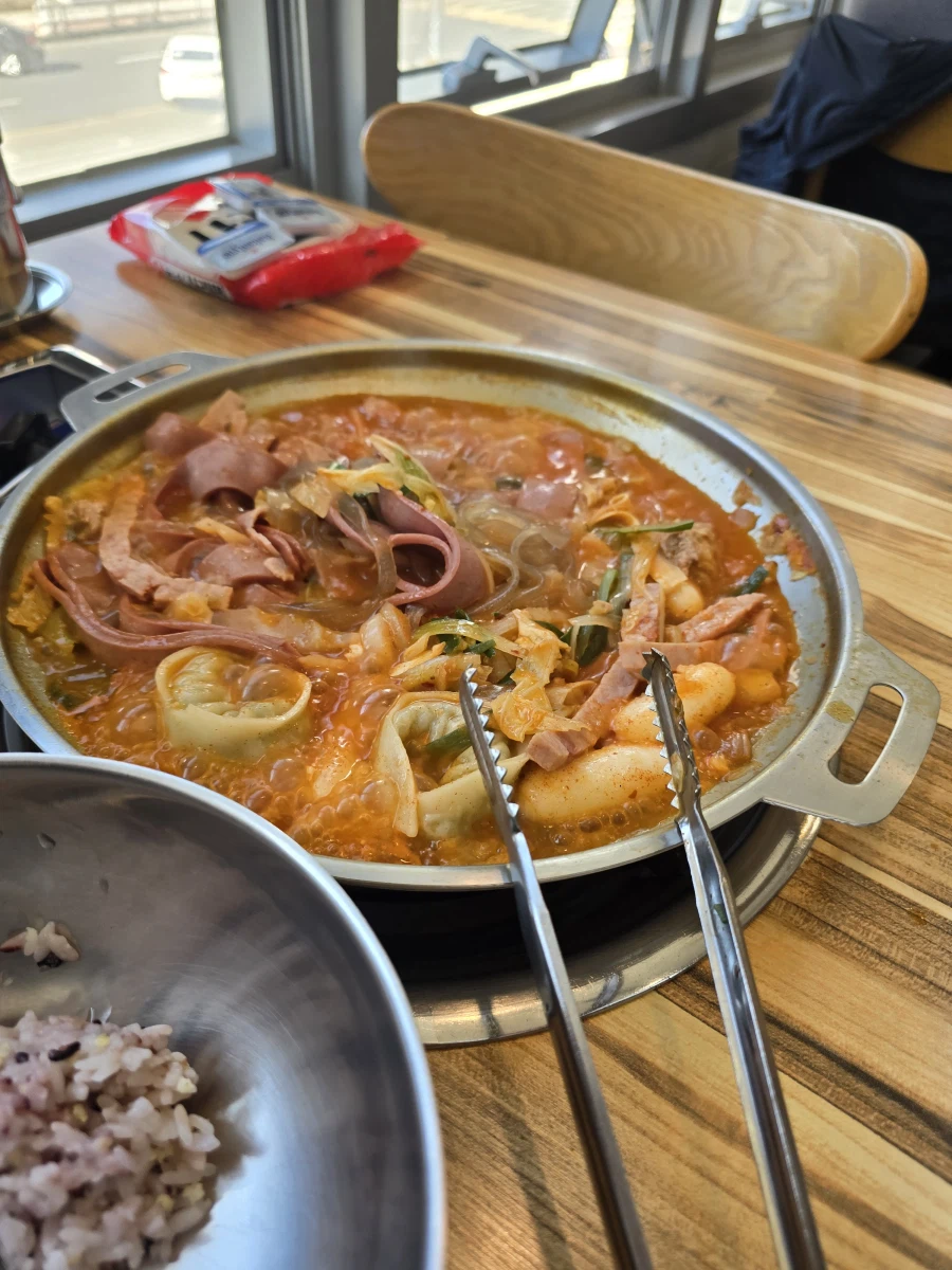 내가 부대찌개 혼자 먹을 때마다 느끼는 것._1.webp