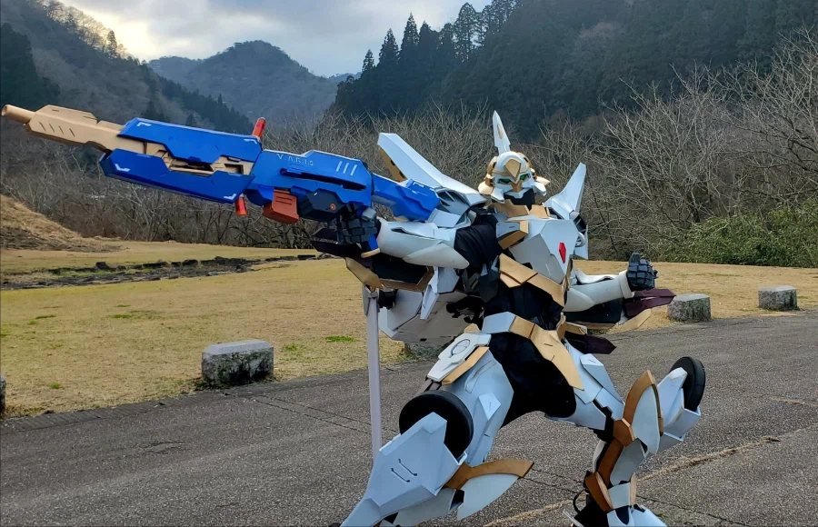 코드기어스)일본인이 만들고 있는 란슬롯 코스프레 복장.mp4_1.webp