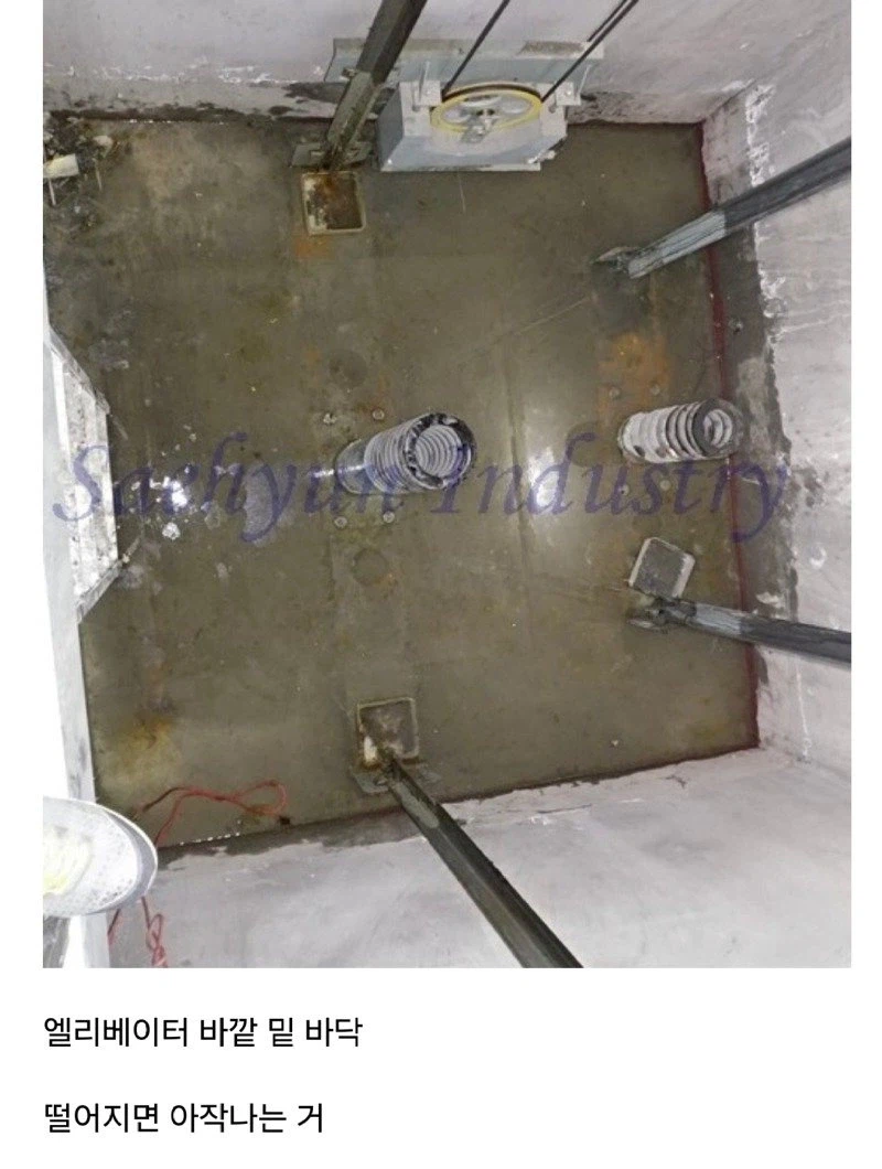 엘리베이터에 기대지 말라는 문구가 괜히 있는게 아닌 이유 jpg._3.webp