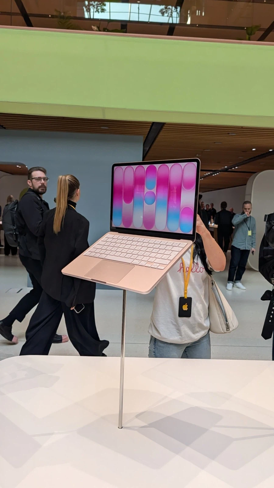 애플 맥북 네오 모델, 전 색상 실기 이미지_1.webp