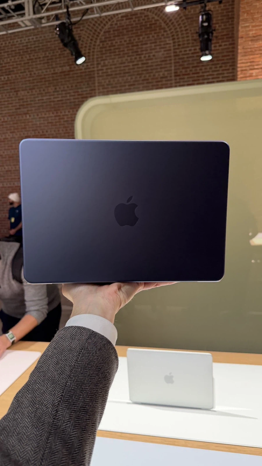 애플 맥북 네오 모델, 전 색상 실기 이미지_8.webp