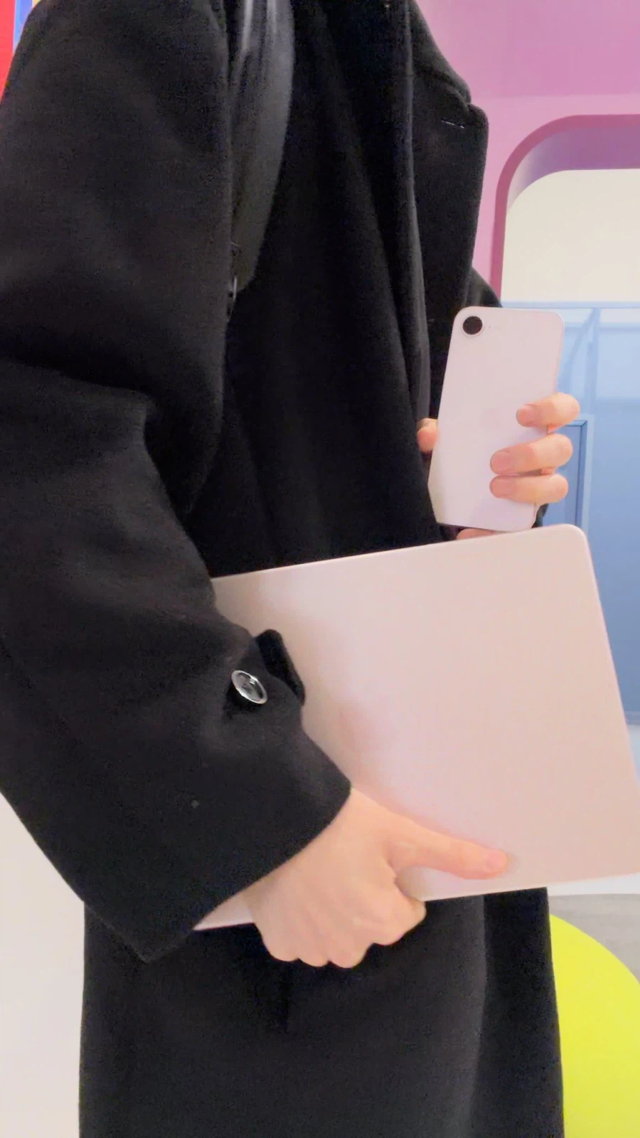 맥북 네오 핑크 Vs. 아이폰 17e 핑크 실기 색감 비교 이미지_3.webp