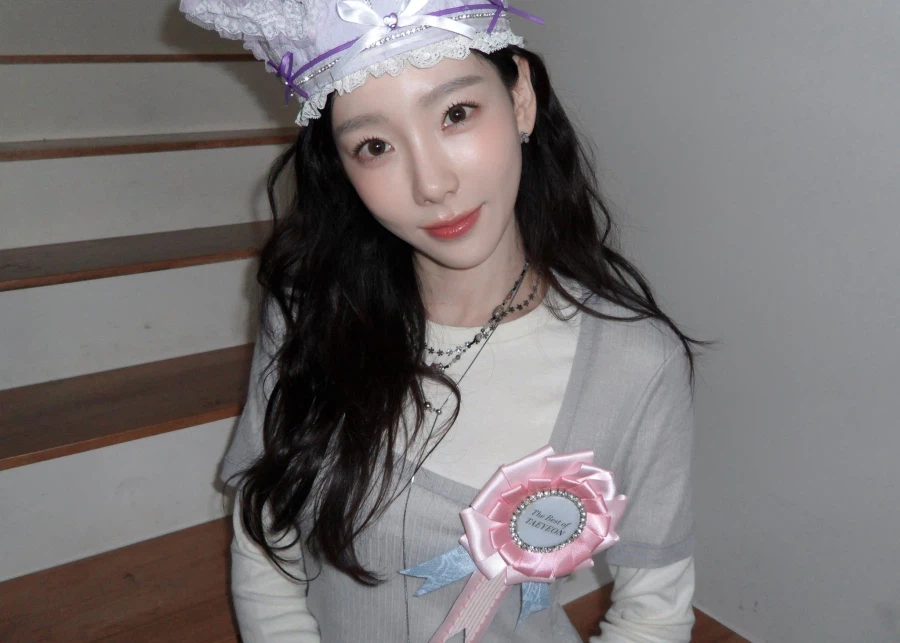 [탱] 태연, 털귀+꽃자수 미니 원피스 … 봄무드 여신의 깜찍 변신_4.webp