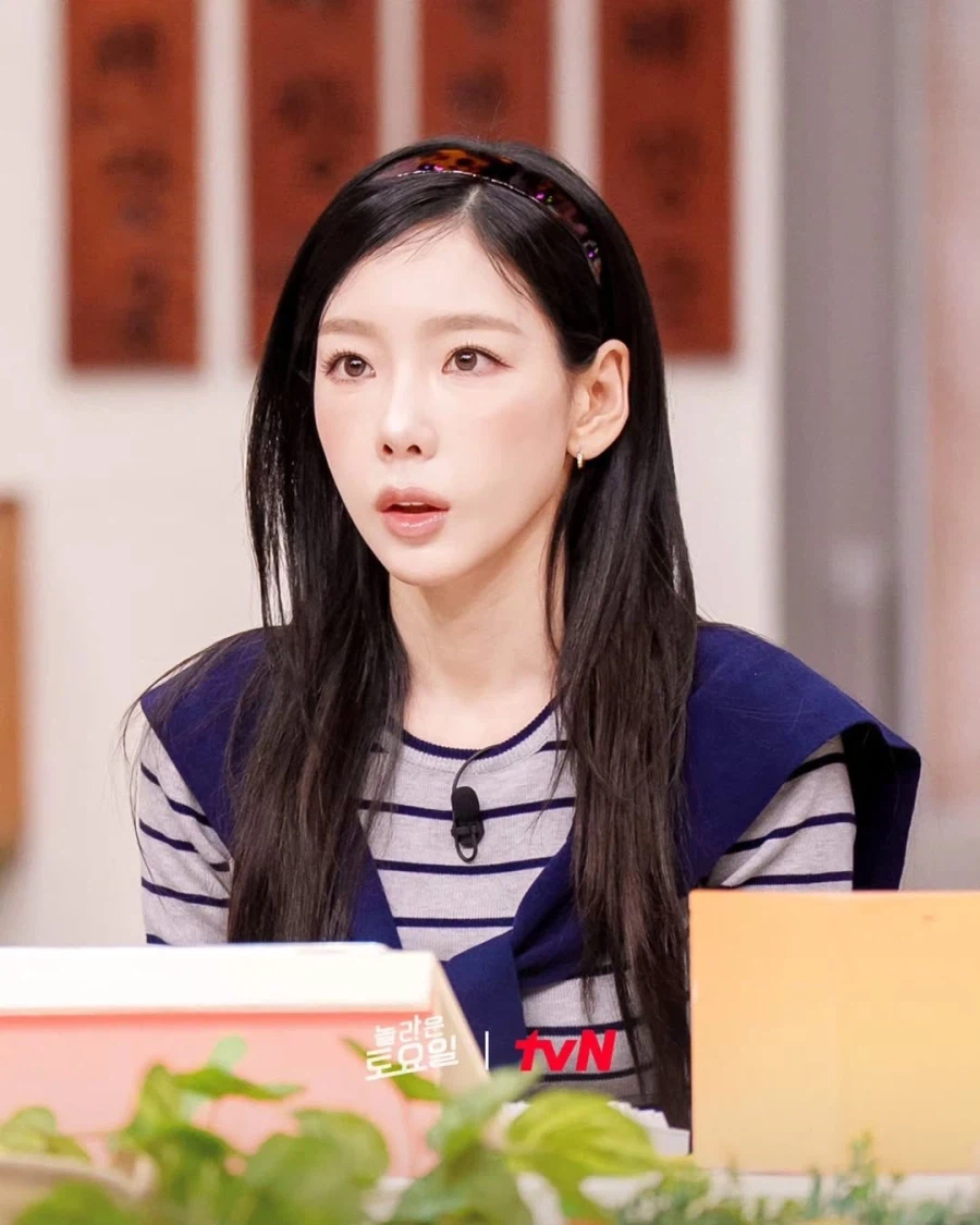 [탱] 태연, 털귀+꽃자수 미니 원피스 … 봄무드 여신의 깜찍 변신_3.webp