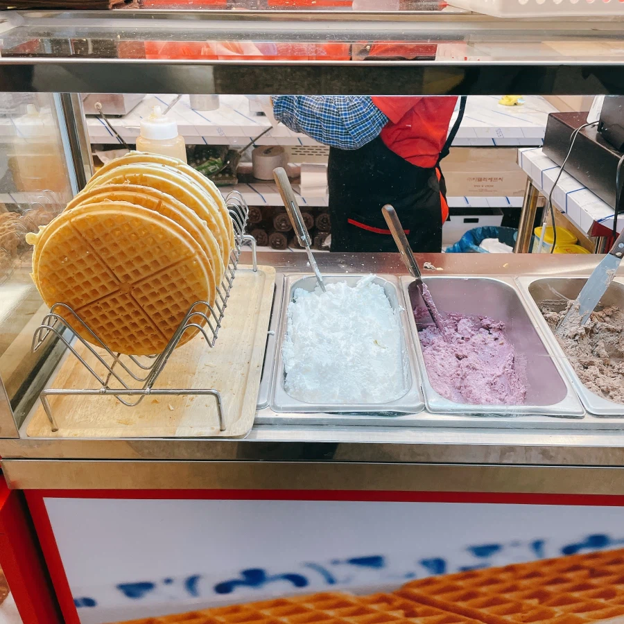 돼억시니) 길거리(?) 와플과 사라다_2.webp