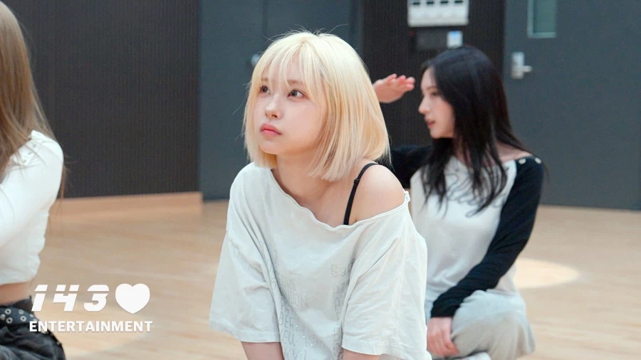 [메이딘] 'Girl Meets Boy' 안무연습 비하인드 + Mnet 비주얼캠_1.webp