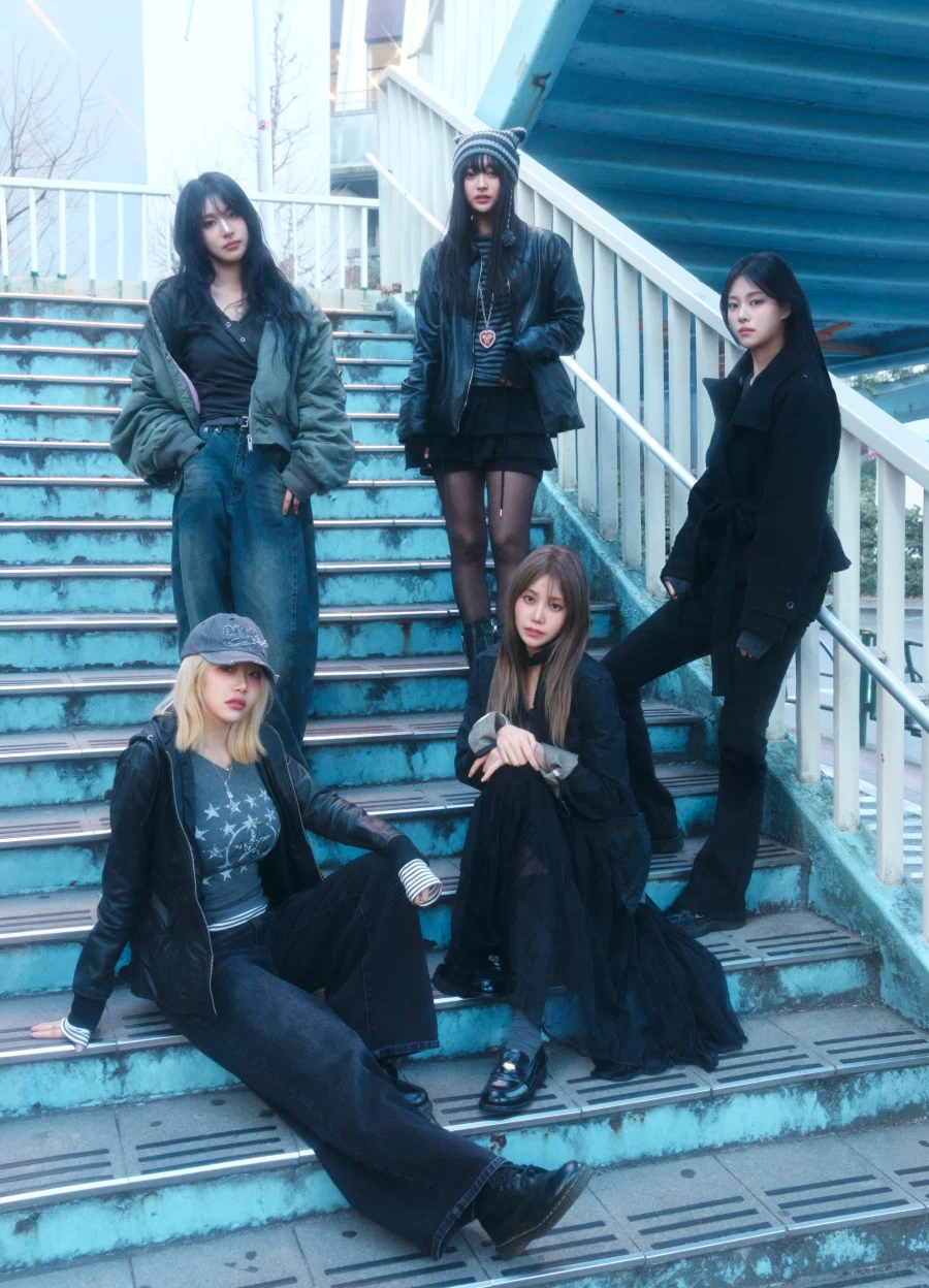 [컨셉포토] 레이턴시 첫 미니 앨범 [LATE O’ CLOCK] 단체_1.webp