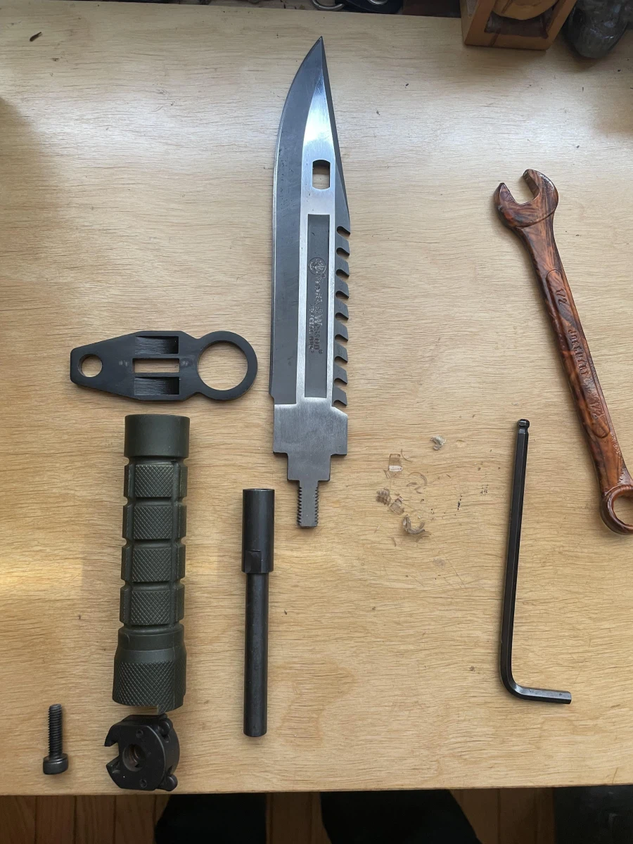 사실 그 컴뱃나이프는 쓰레기다._2.webp