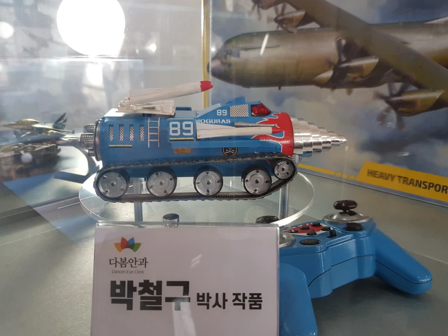 [아카데미 과학] 킹모그라스 박철구 님 작품 전시 사진_2.webp