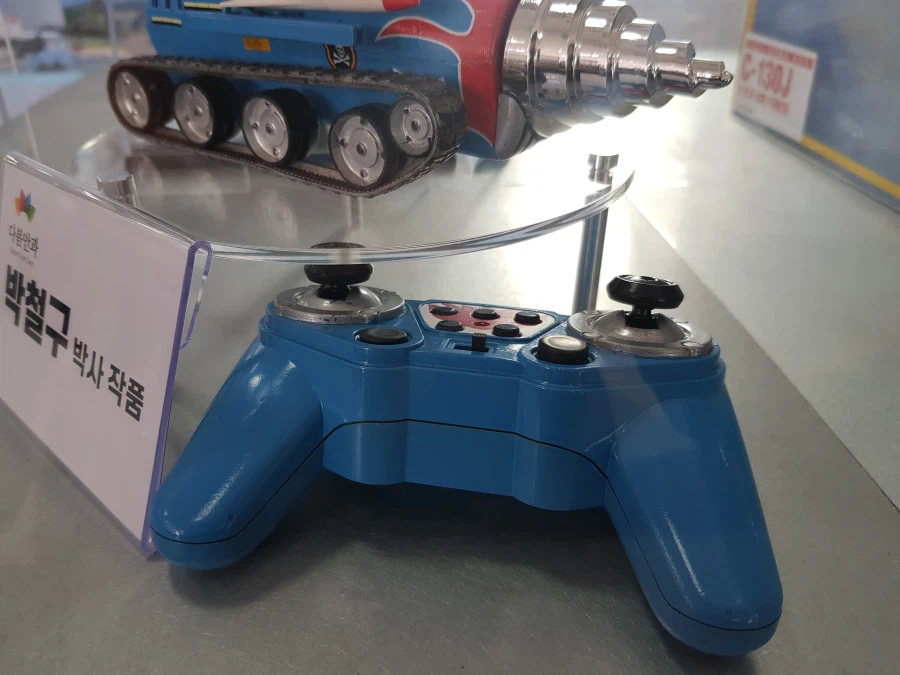 [아카데미 과학] 킹모그라스 박철구 님 작품 전시 사진_4.webp