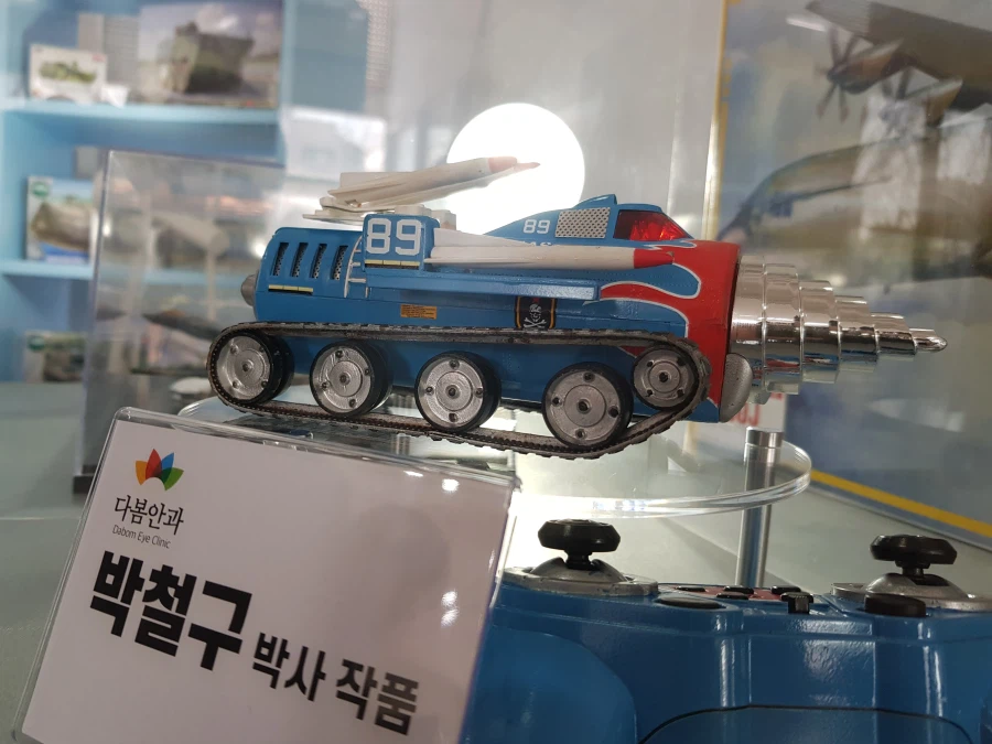 [아카데미 과학] 킹모그라스 박철구 님 작품 전시 사진_7.webp