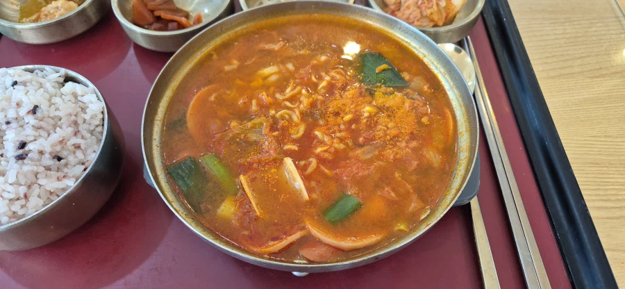 장안 휴게소에서 간만에 놀부부대찌개를 먹고 왔습니다._2.webp