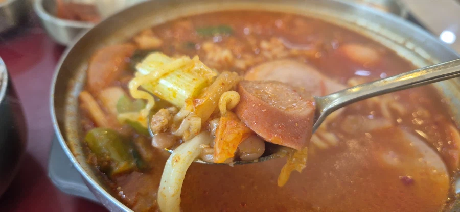 장안 휴게소에서 간만에 놀부부대찌개를 먹고 왔습니다._7.webp