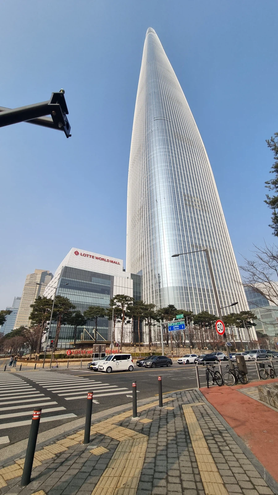 와 롯데월드타워 진짜 얼마나 높게 지었으면 여기서도 보이냐 ㄷㄷ_1.webp