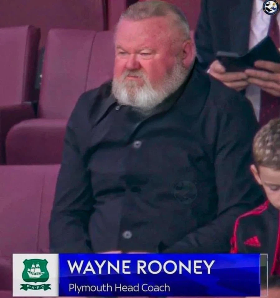 축구 경기장에 온 할배_1.webp