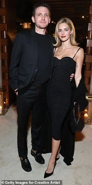 '레디 오어 낫 2' LA 프리미어에서 만난 사마라 위빙과 마고 로비_3.webp