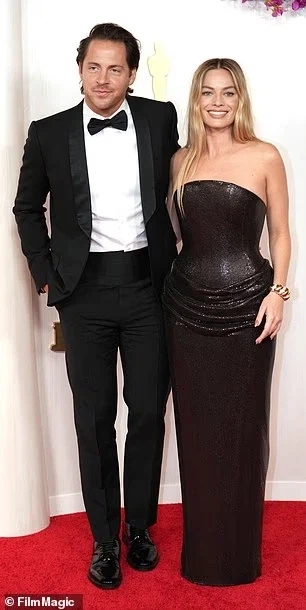 '레디 오어 낫 2' LA 프리미어에서 만난 사마라 위빙과 마고 로비_4.webp