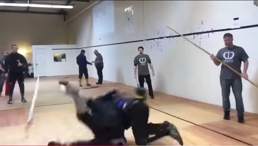 검사가 결투 중 검을 버리다니, 죽고 싶어 환장했나!_1.webp