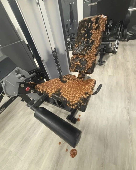 헬스장 빌런_2.webp