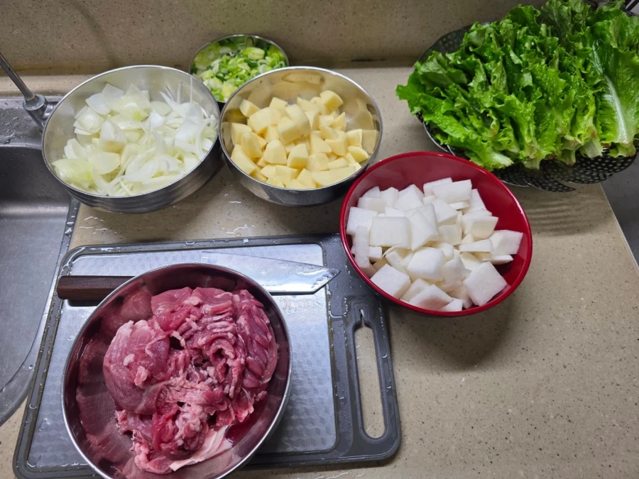 직장에서 3천원씩 걷어서 해먹는 점심 제육쌈밥 된장찌개_2.webp