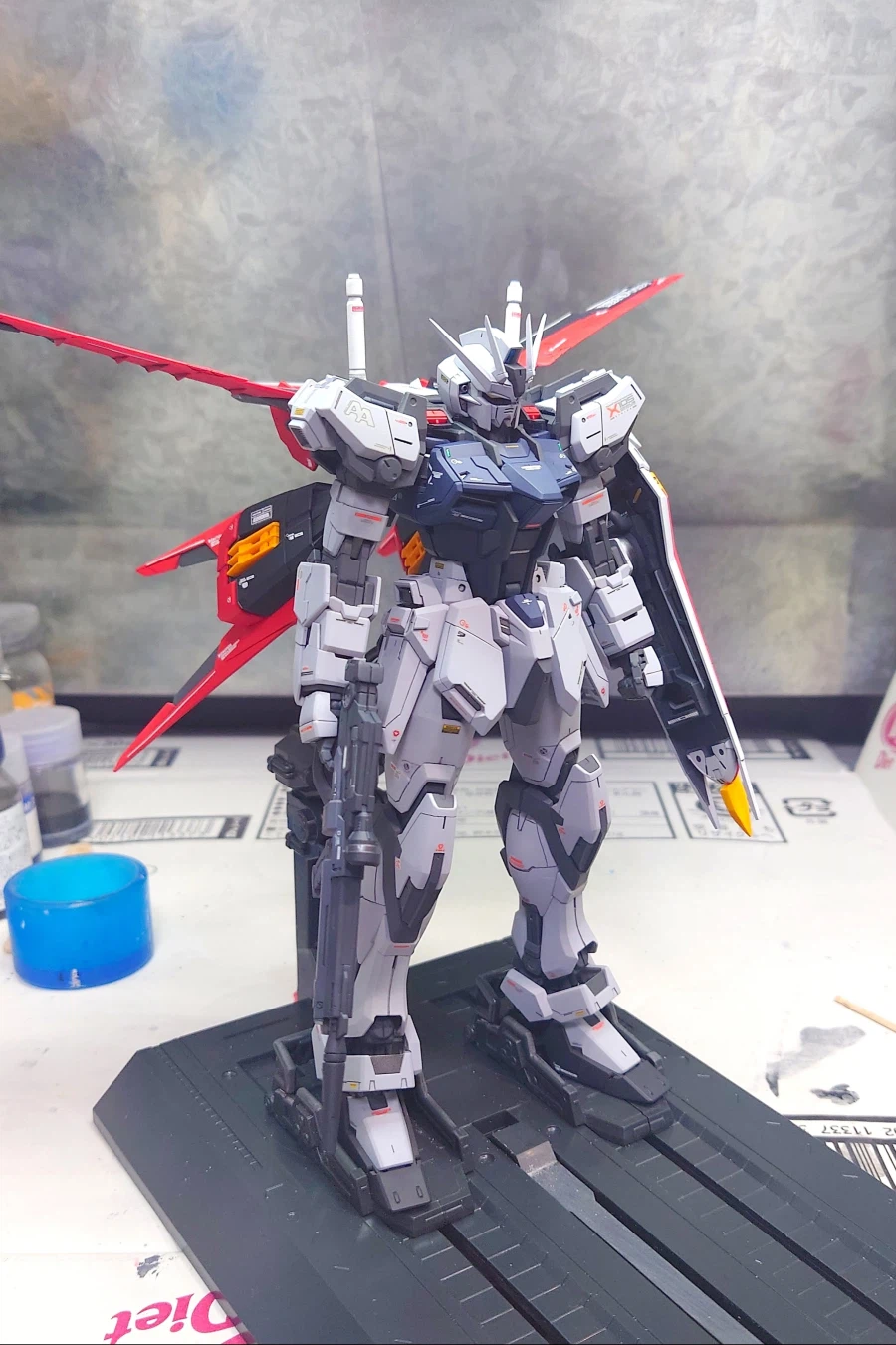 건담) 형광도료로 페이즈시프트 장갑을 구현한 유저_1.webp