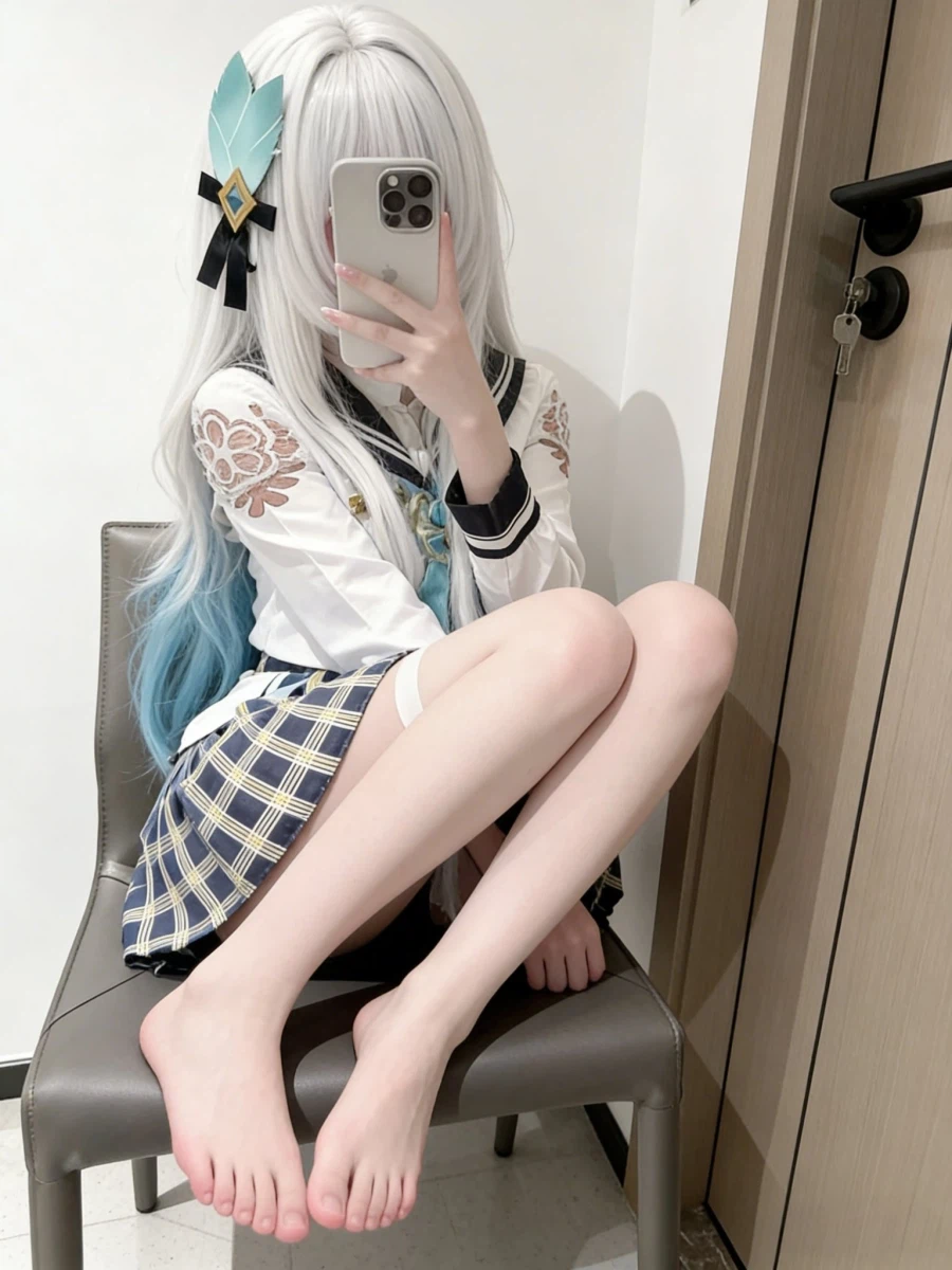 [스타레일] 교복 입은 맨다리 반디 코스프레👣_1.webp