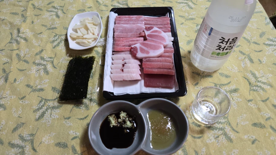 야옹이랑 먹는 참치회_4.webp