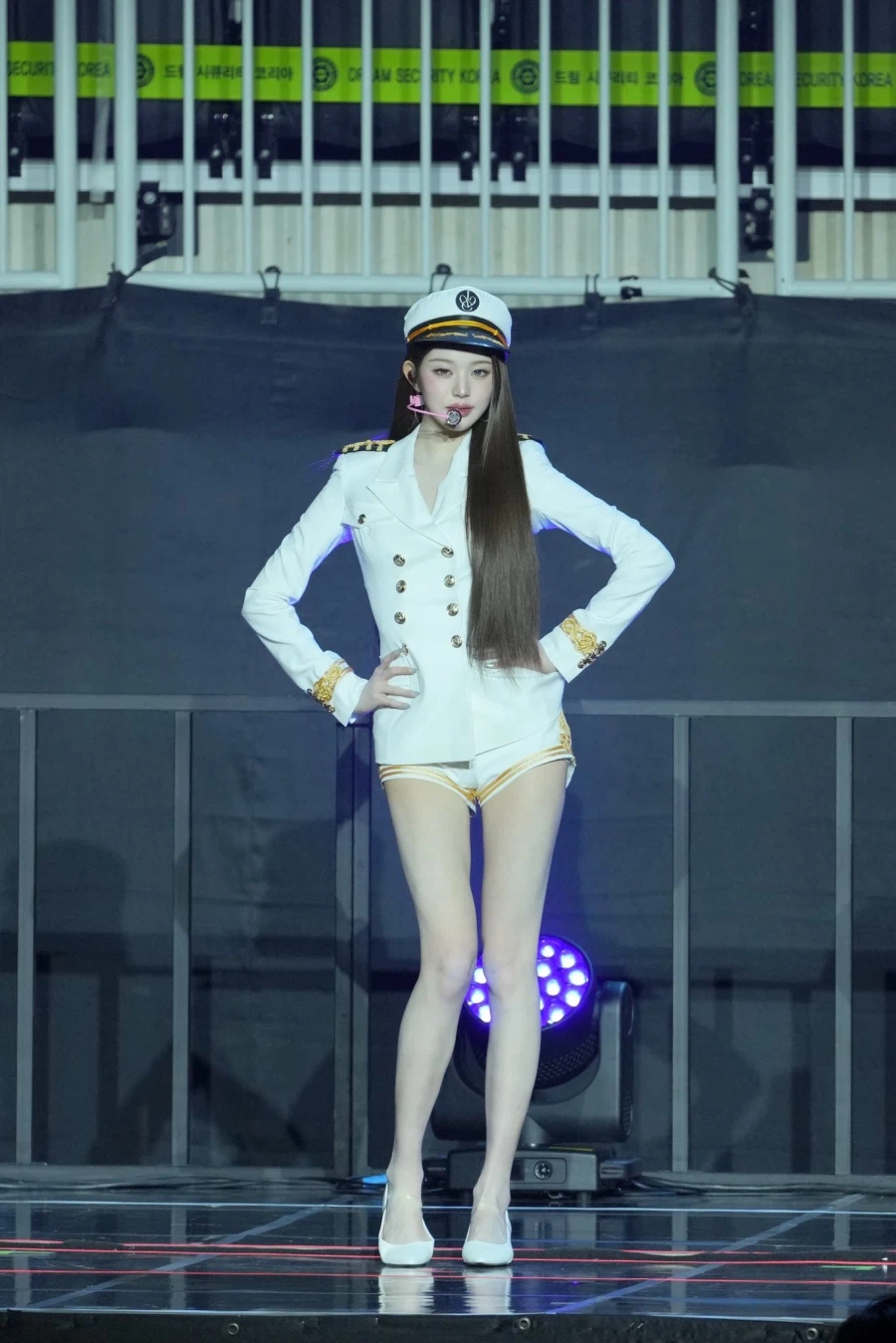 제복입고 소원을 말해봐 추는 장원영_3.webp