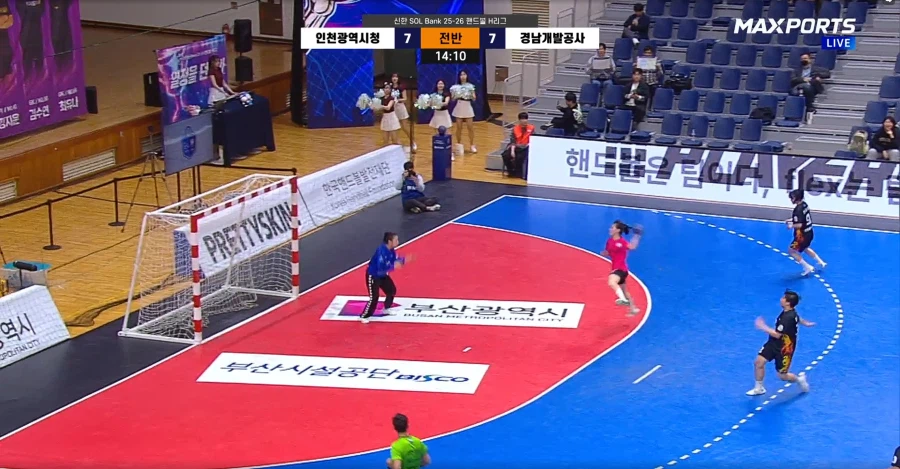 막내 여동생이 어제 프로 핸드볼 리그에서 6골을 넣으며 팀의 승리를 견인했습니다._14.webp