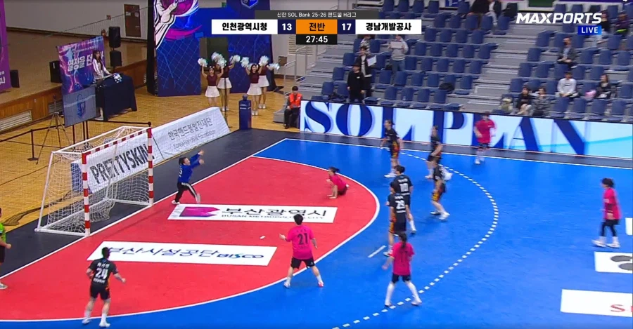 막내 여동생이 어제 프로 핸드볼 리그에서 6골을 넣으며 팀의 승리를 견인했습니다._40.webp