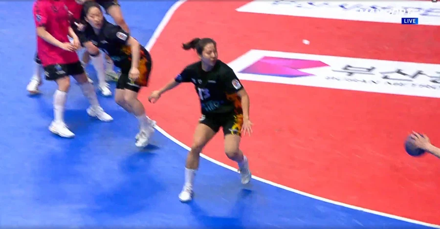 막내 여동생이 어제 프로 핸드볼 리그에서 6골을 넣으며 팀의 승리를 견인했습니다._59.webp