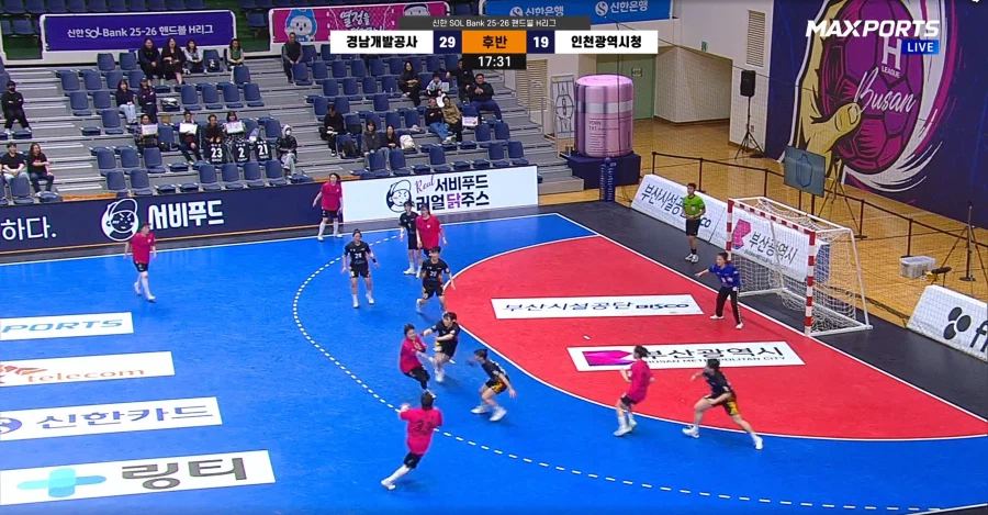 막내 여동생이 어제 프로 핸드볼 리그에서 6골을 넣으며 팀의 승리를 견인했습니다._73.webp