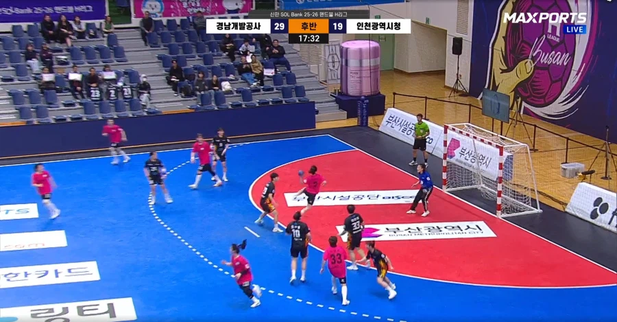 막내 여동생이 어제 프로 핸드볼 리그에서 6골을 넣으며 팀의 승리를 견인했습니다._79.webp