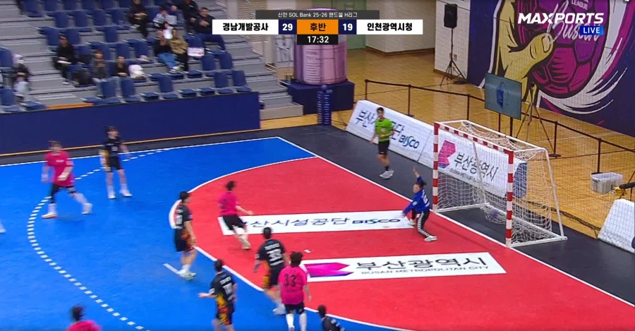 막내 여동생이 어제 프로 핸드볼 리그에서 6골을 넣으며 팀의 승리를 견인했습니다._82.webp