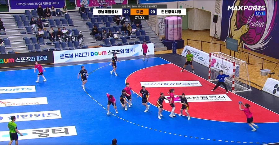 막내 여동생이 어제 프로 핸드볼 리그에서 6골을 넣으며 팀의 승리를 견인했습니다._91.webp