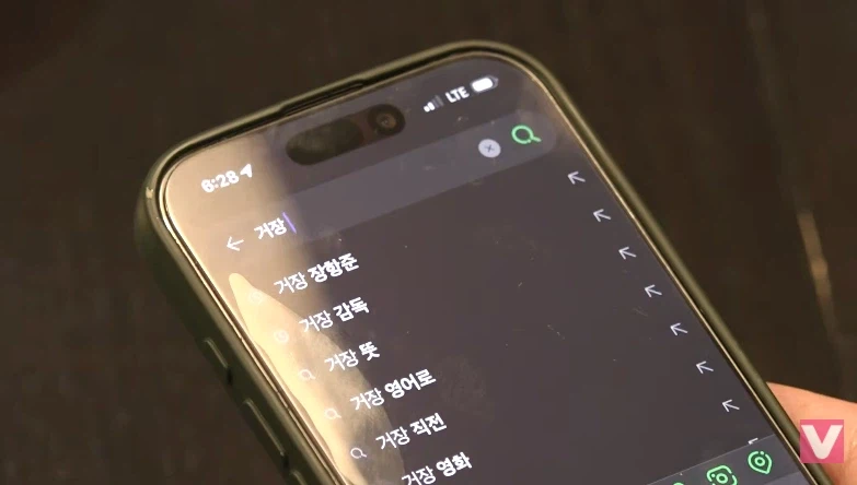 거장 모임에 갈 준비하는 거장 감독_2.webp