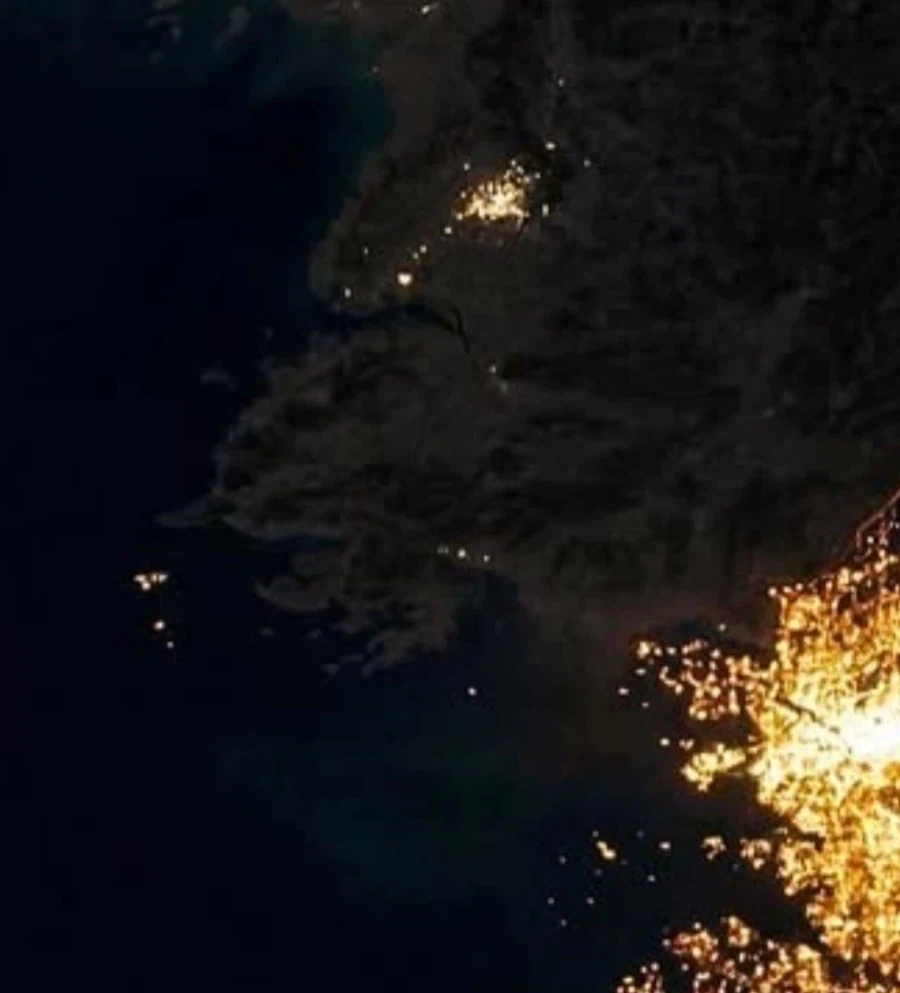 한반도 야경 사진 보며 새삼 느끼는건데_2.webp