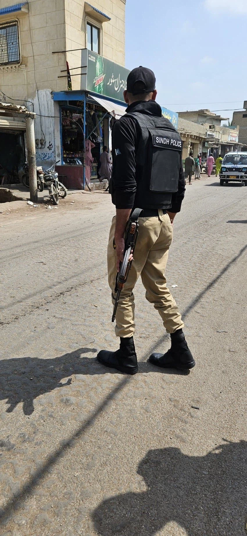 파키스탄에서 돈주고 경찰 고용함.jpe_3.webp