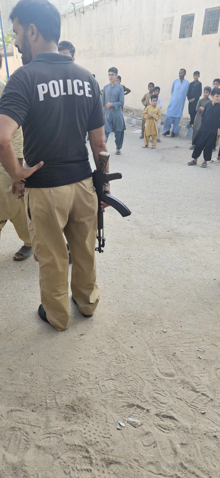 파키스탄에서 돈주고 경찰 고용함.jpe_5.webp