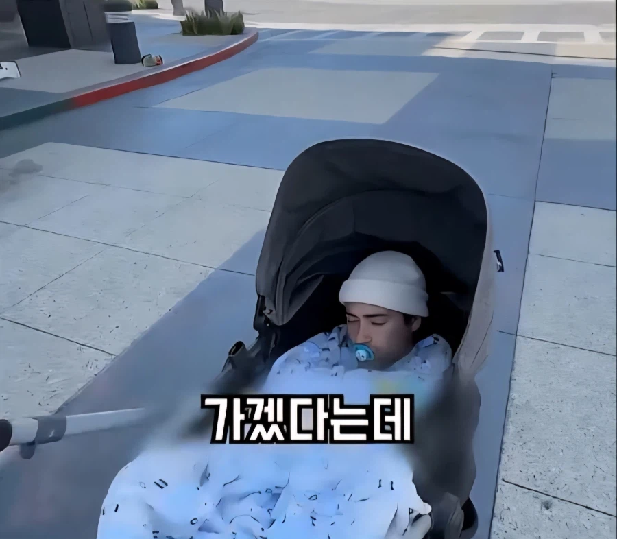 아기로 분장해서 공짜로 놀이공원 뚫기_4.webp