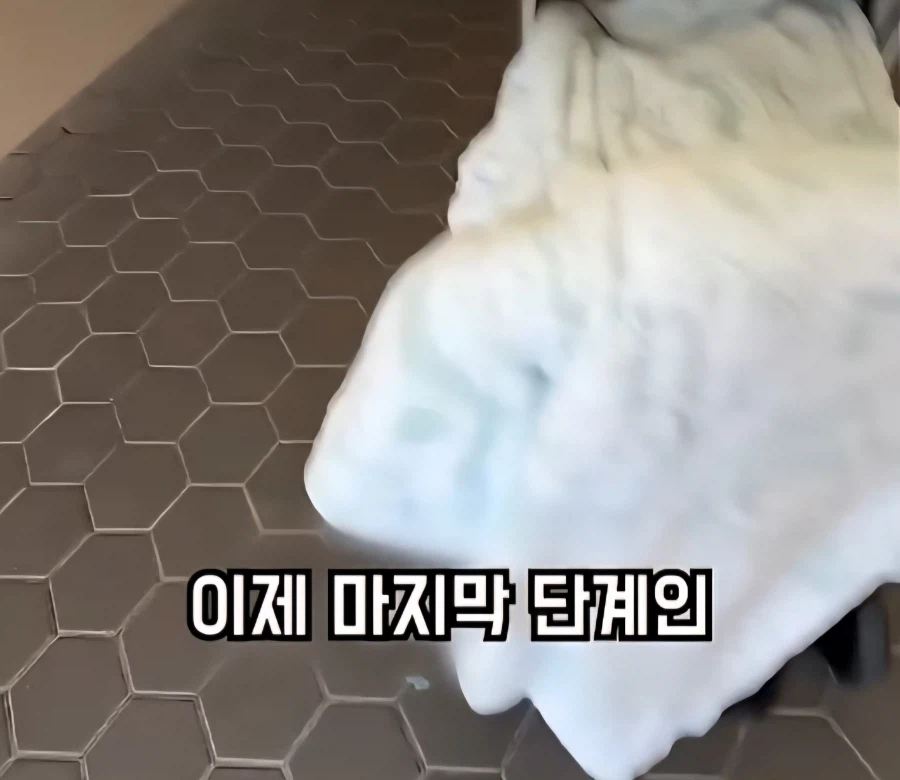 아기로 분장해서 공짜로 놀이공원 뚫기_20.webp