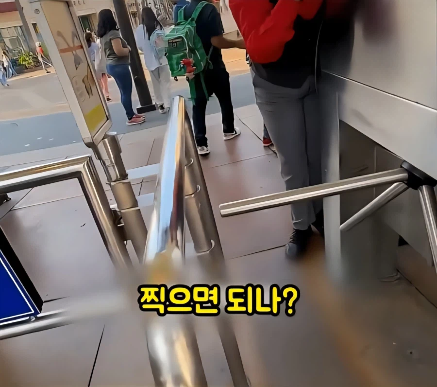 아기로 분장해서 공짜로 놀이공원 뚫기_23.webp